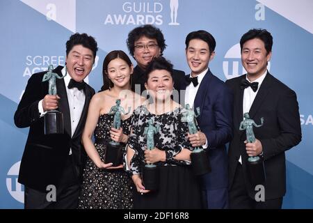 Song Kang ho, so-Dam Park, Jeong-eun Lee, Sun-kyun Lee, Woo-sik Choi, E Bong Joon-ho, vincitori di una performance eccezionale da parte di un Cast in a Motion Picture per 'parassita', posa nella sala stampa durante il 26° Annual Screen Actors Guild Awards al Shrine Auditorium il 19 gennaio 2020 a Los Angeles, CA, USA. Foto di Lionel Hahn/ABACAPRESS.COM Foto Stock