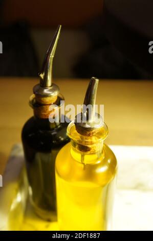 Le bottiglie di olio d'oliva e aceto balsamico a a. tavolo in un ristorante Foto Stock