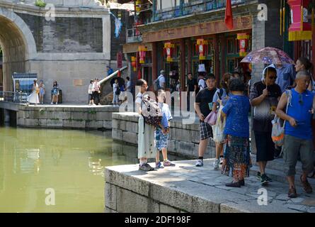 Scene ai negozi turistici tradizionali che costeggiano il torrente Suzhou presso la porta nord del Palazzo d'Estate a Pechino, Cina Foto Stock