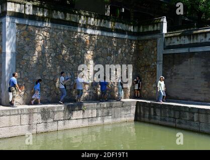 Scene ai negozi turistici tradizionali che costeggiano il torrente Suzhou presso la porta nord del Palazzo d'Estate a Pechino, Cina Foto Stock