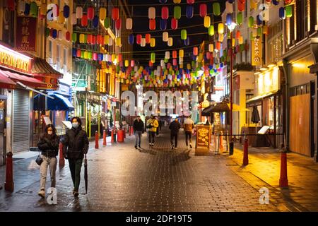 Vista generale delle persone su una tranquilla Gerrard Street, a Chinatown, Londra, dopo la seconda chiusura di blocco nazionale e l'Inghilterra ha un sistema rafforzato a livelli di restrizioni coronavirus. Foto Stock