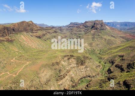 Vista mozzafiato sul canyon di Degollada de las Yeguas nelle isole Canarie. Magnifico paesaggio verde e marrone a Gran Canaria, Spagna. Concetto di deserto Foto Stock