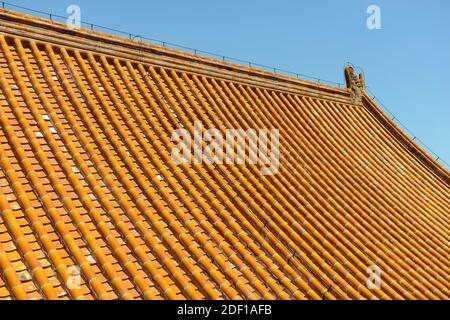 Dettaglio di un tetto di tegole ben conservato su un edificio al Summer Palace Compound a Pechino, Cina Foto Stock