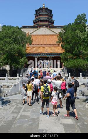 Vista del Paiyundian e della Torre dell'incenso buddista, Foxiangge, dietro, al Palazzo Estivo di Pechino, Cina. Foto Stock