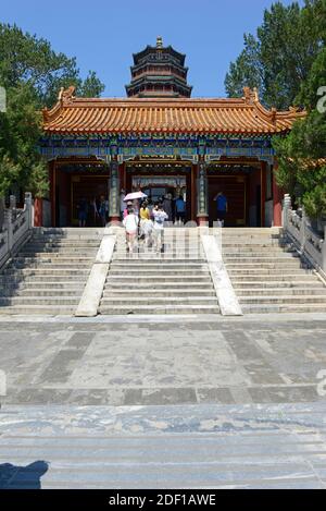 Vista del Paiyundian e della Torre dell'incenso buddista, Foxiangge, dietro, al Palazzo Estivo di Pechino, Cina. Foto Stock
