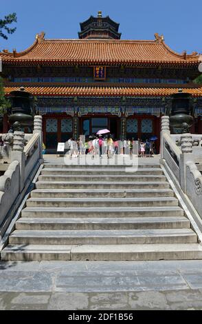 Vista del Paiyundian e della Torre dell'incenso buddista, Foxiangge, dietro, al Palazzo Estivo di Pechino, Cina. Foto Stock
