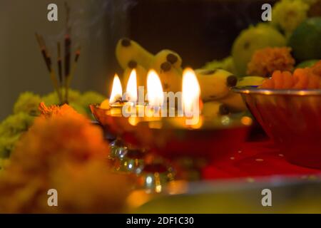 Decorazione interna Diya con incenso, fiori, candele, dolci e frutta per Diwali Hindu Festival di luci a Mysore, Karnataka, India Foto Stock