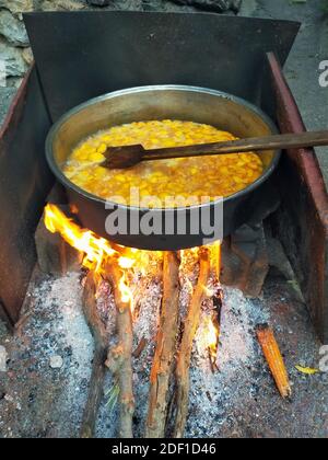 Marmellata di mele cotogne cucinata su un fuoco di legno. Foto Stock