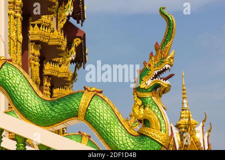 Drago verde al Tempio di Wat Plai Laem nell'isola di Koh Samui, Thailandia Foto Stock