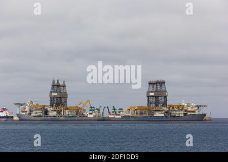 Piattaforme di perforazione nel porto di Las Palmas, Spagna. Concetto di industria petrolifera Foto Stock