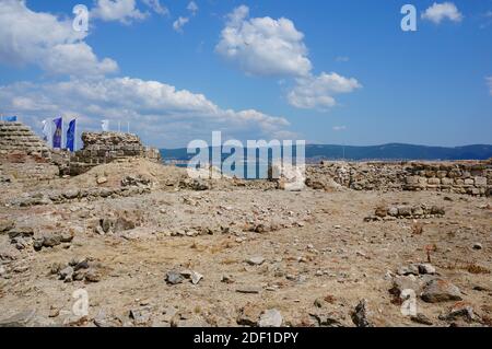 Un edificio in rovina sulla riva con un blu nuvoloso cielo sullo sfondo Foto Stock