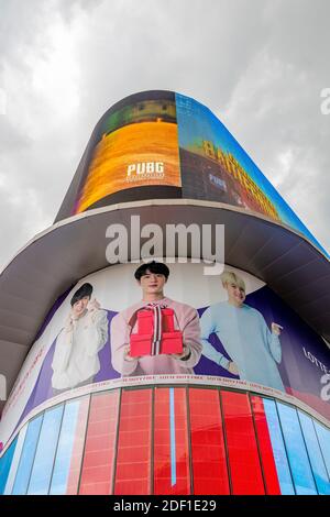 Enormi schermi colorati presso l'edificio del centro commerciale nella metropoli di Bangkok in Thailandia. Huai Khwang. Foto Stock