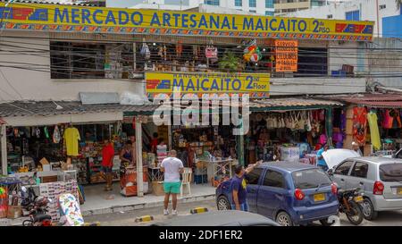 Cartagena/Columbia-11/5/19: una mano aperta craft market con abiti, accessori e negozio di souvenir nella città di Cartagena, Colombia. Foto Stock