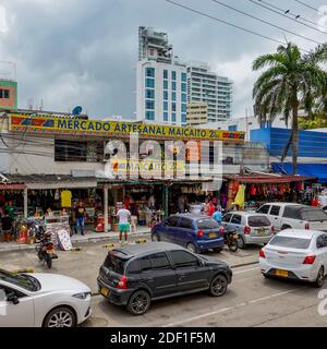 Cartagena/Columbia-11/5/19: una mano aperta craft market con abiti, accessori e negozio di souvenir nella città di Cartagena, Colombia. Foto Stock