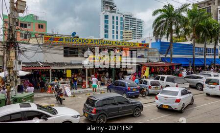 Cartagena/Columbia-11/5/19: una mano aperta craft market con abiti, accessori e negozio di souvenir nella città di Cartagena, Colombia. Foto Stock