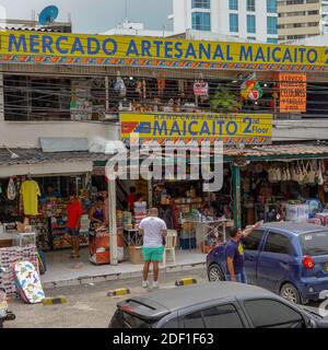 Cartagena/Columbia-11/5/19: una mano aperta craft market con abiti, accessori e negozio di souvenir nella città di Cartagena, Colombia. Foto Stock