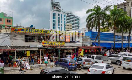 Cartagena/Columbia-11/5/19: una mano aperta craft market con abiti, accessori e negozio di souvenir nella città di Cartagena, Colombia. Foto Stock