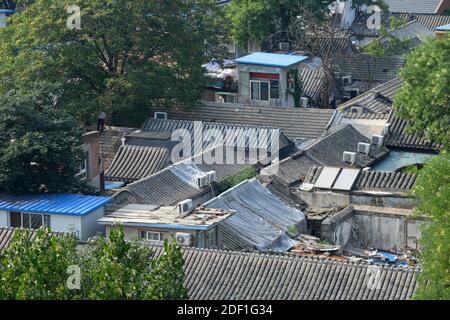 Vista sui tetti delle tradizionali case Hutong nel quartiere Dongcheng, nel centro di Pechino, Cina Foto Stock