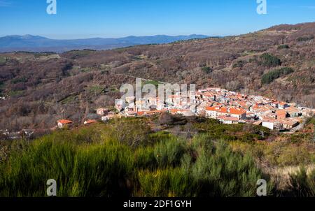 La Garganta vista villaggio. Ambroz Valley, Caceres, Extremadura, Spagna Foto Stock