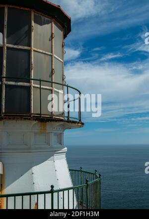 Faro che si affaccia sull'Oceano Pacifico di un pomeriggio estivo nuvoloso Foto Stock