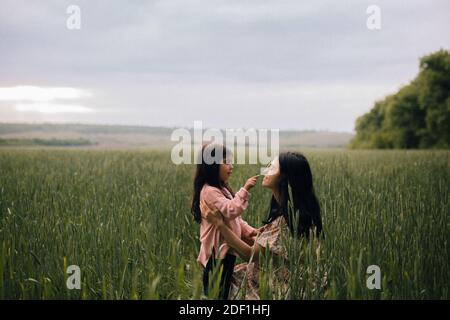 Sorridendo madre e figlia e parlando sul campo Foto Stock