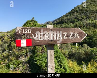 Sentiero per escursioni sul sentiero delle cinque Terre che si collega i villaggi Foto Stock