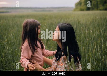 Sorridendo madre e figlia e parlando sul campo Foto Stock