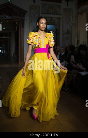 Un modello cammina sulla pista durante lo spettacolo Yanina Haute Couture Primavera/Estate 2020 come parte della settimana della Moda di Parigi il 22 gennaio 2020 a Parigi, Francia. Foto di Jana Chiamami J/ABACAPRESS.COM Foto Stock