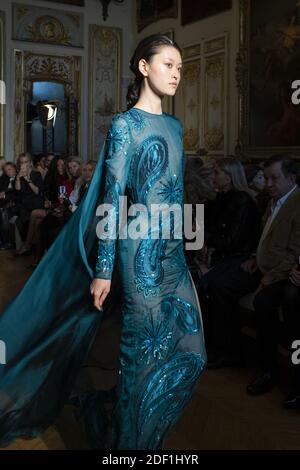 Un modello cammina sulla pista durante lo spettacolo Yanina Haute Couture Primavera/Estate 2020 come parte della settimana della Moda di Parigi il 22 gennaio 2020 a Parigi, Francia. Foto di Jana Chiamami J/ABACAPRESS.COM Foto Stock