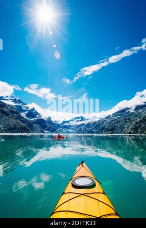 Donna kayak nel Glacier Bay National Park con ghiacciaio in sfondo Foto Stock