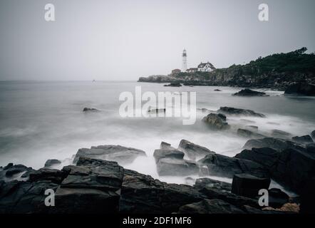 Mattinata foggosa sulla riva del Maine con il Portland Faro Foto Stock