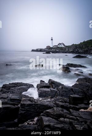 Mattinata foggosa sulla riva del Maine con il Portland Faro Foto Stock