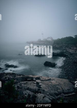 Mattinata foggosa sulla riva del Maine con il Portland Faro Foto Stock