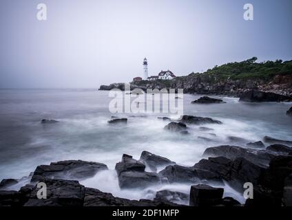 Mattinata foggosa sulla riva del Maine con il Portland Faro Foto Stock