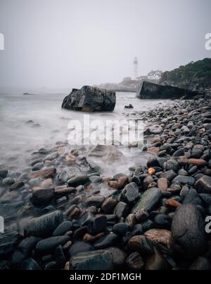 Mattinata foggosa sulla riva del Maine con il Portland Faro Foto Stock