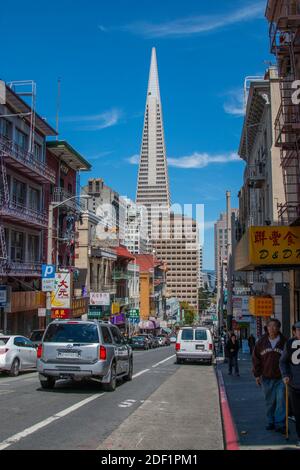 Edificio Transamerica nel cuore del centro cittadino di San Francisco AS Vista dal quartiere di Chinatown Foto Stock