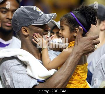 NO FILM, NO VIDEO, NO TV, NO DOCUMENTARY - file photo datato 14 giugno 2009 della guardia Lakers di Los Angeles Kobe Bryant festeggia con sua figlia dopo la sconfitta di Lakers nel 99-86 della Orlando Magic in Game 5 delle finali NBA all'Amway Arena di Orlando di Domenica, 14 giugno 2009. (Stephen M. Dowell/Orlando Sentinel/TNS) Foto Stock
