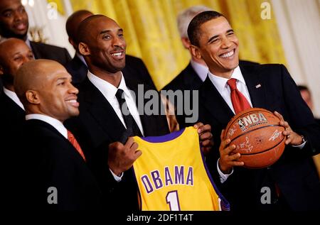 File photo datato 25 gennaio 2010 del presidente Barack Obama pone con Point Guard Derek Fisher (sinistra) e Shooting Guard Kobe Bryant durante una cerimonia per dare il benvenuto al campione dell'NBA Los Angeles Lakers alla Casa Bianca per onorare la loro stagione 2008-2009 presso la stanza orientale a Washington, DC, USA. La leggenda del basket STATUNITENSE Kobe Bryant e sua figlia Gianna sono tra le nove persone uccise in un incidente di elicottero nella città di Calabasas, California. Bryant, 41 anni, e Gianna, 13 anni, stavano viaggiando in un elicottero privato quando scese e scoppiò in fiamme. Foto di Olivier Douliery /Cameleon/ABACAPRESS.COM Foto Stock