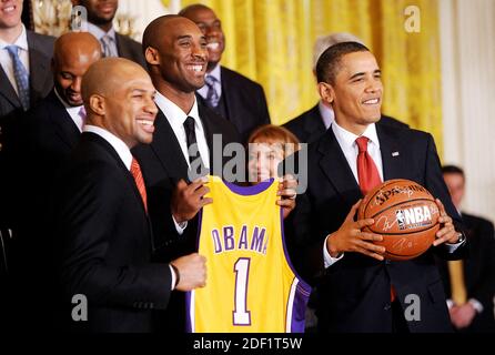 File photo datato 25 gennaio 2010 del presidente Barack Obama pone con Point Guard Derek Fisher (sinistra) e Shooting Guard Kobe Bryant durante una cerimonia per dare il benvenuto al campione dell'NBA Los Angeles Lakers alla Casa Bianca per onorare la loro stagione 2008-2009 presso la stanza orientale a Washington, DC, USA. La leggenda del basket STATUNITENSE Kobe Bryant e sua figlia Gianna sono tra le nove persone uccise in un incidente di elicottero nella città di Calabasas, California. Bryant, 41 anni, e Gianna, 13 anni, stavano viaggiando in un elicottero privato quando scese e scoppiò in fiamme. Foto di Olivier Douliery /Cameleon/ABACAPRESS.COM Foto Stock