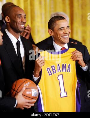 File photo datato 25 gennaio 2010 del presidente Barack Obama pone con Shooting Guard Kobe Bryant durante una cerimonia per dare il benvenuto al campione dell'NBA Los Angeles Lakers alla Casa Bianca per onorare la loro stagione 2008-2009 alla stanza orientale a Washington, DC, USA. La leggenda del basket STATUNITENSE Kobe Bryant e sua figlia Gianna sono tra le nove persone uccise in un incidente di elicottero nella città di Calabasas, California. Bryant, 41 anni, e Gianna, 13 anni, stavano viaggiando in un elicottero privato quando scese e scoppiò in fiamme. Foto di Olivier Douliery /Cameleon/ABACAPRESS.COM Foto Stock