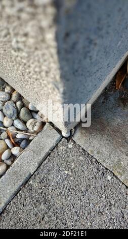 Un'immagine verticale ad angolo alto di un angolo di edificio in cemento dettagli Foto Stock