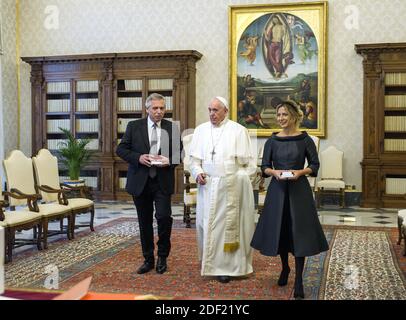 Papa Francesco incontra il Presidente della Repubblica Argentina Alberto Fernandez e il suo partner Fabiola Yanez durante un'udienza al Palazzo Apostolico in Vaticano il 31 gennaio 2020 . Foto di ABACAPRESS.COM Foto Stock