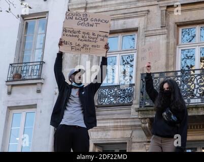 Parigi, Francia - 28 novembre 2020 : alla marcia contro la legge sulla sicurezza globale, due persone che portano segni sul covid 19 Foto Stock