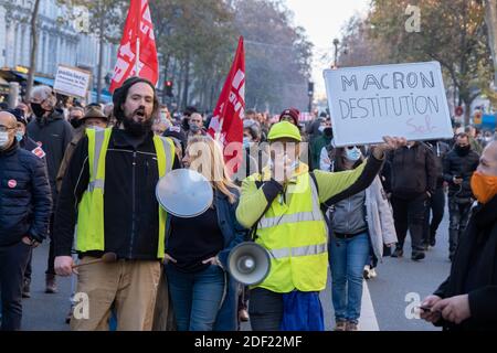 Parigi, Francia - 28 novembre 2020 : alla marcia contro la legge sulla sicurezza globale, due giubbotti gialli protestano contro Macron Foto Stock