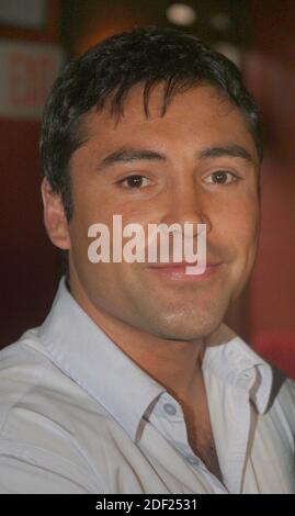 Miami Beach, FL 6-23-2003 Boxer Oscar De la Hoya si unisce alla moglie, cantante Milly Corretjer al Touch Restaurant. La festa si è tenuta per celebrare Millie con la copertina del numero di luglio di Selecta Magazine. Foto di ©Adam Scul/PHOTOlink Foto Stock