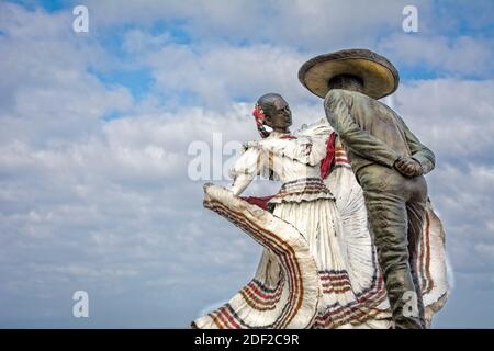 'I ballerini di Vallarta' (Bailarines de Vallarta) scultura di Jim Demetro sul Malecon a Puerto Vallarta, Jalisco, Messico. Foto Stock
