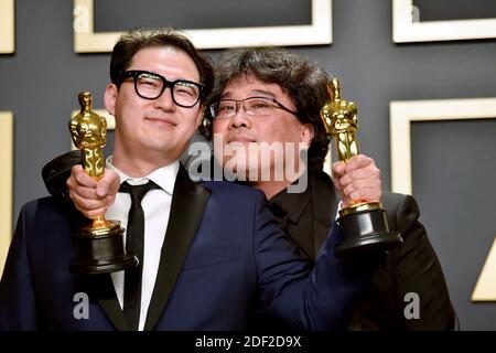 Lo sceneggiatore Han Jin-won e il regista Bong Joon-ho, i vincitori del primo Screenplay, del lungometraggio internazionale, della regia e dei premi Best Picture per "parassita", posa nella sala stampa durante il 92esimo Premio annuale dell'Accademia (Oscar) a Hollywood e Highland il 09 febbraio 2020 a Hollywood, California. Foto di Lionel Hahn/ABACAPRESS.COM Foto Stock