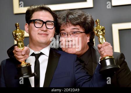 Lo sceneggiatore Han Jin-won e il regista Bong Joon-ho, i vincitori del primo Screenplay, del lungometraggio internazionale, della regia e dei premi Best Picture per "parassita", posa nella sala stampa durante il 92esimo Premio annuale dell'Accademia (Oscar) a Hollywood e Highland il 09 febbraio 2020 a Hollywood, California. Foto di Lionel Hahn/ABACAPRESS.COM Foto Stock