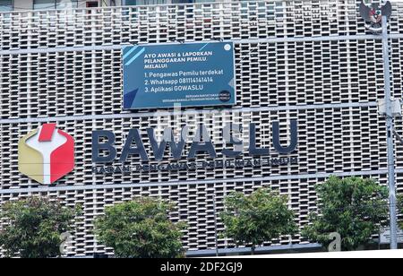 Giacarta, Indonesia - 25 ottobre 2020. Il logo del Bawaslu o dell'organo generale di vigilanza elettorale situato nell'edificio di Bawaslu Jakarta Foto Stock