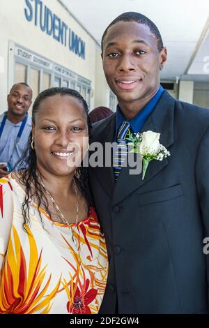 Miami Florida, Scuola elementare di Poinciana Park, cerimonia di esercitazione di 5° grado, insegnante di Black African immigranti haitiani, ospite k Foto Stock